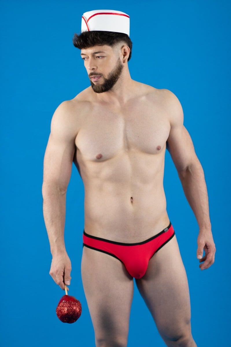 Slip rojo con detalles negros